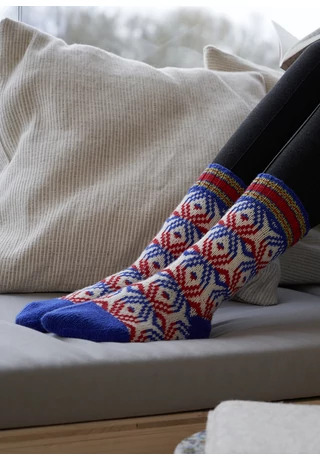 Jacquard mintás zokni piros-krém-kék színnel kötésminta