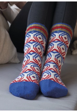 Jacquard mintás zokni piros-krém-kék színnel kötésminta