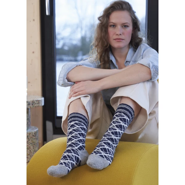 Jacquard mintás zokni kötésminta kétféle kékkel és krém színnel